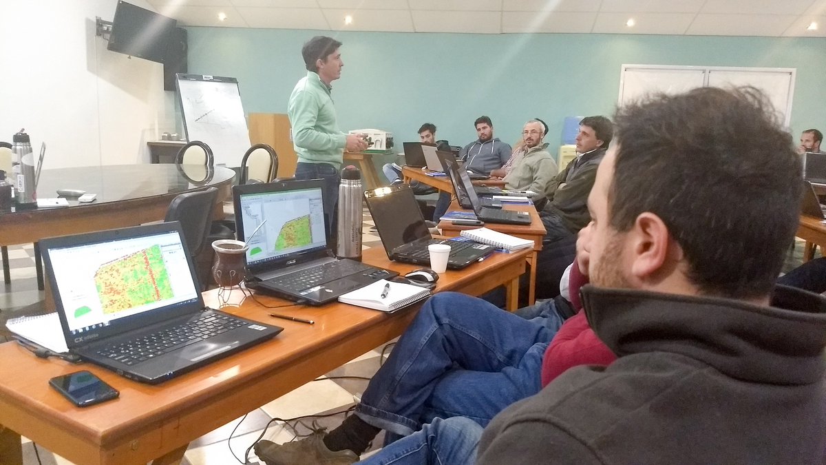 INTAAgroind's tweet photo. Entre hoy y mañana, #JuanPabloVélez y #DiegoVillarroel de @intaargentina estarán capacitando al Grupo Totoral de @crea_arg en #MapasdeRendimiento, buscando ingresar en la #agricultura variable en el norte de #Córdoba y reconociendo la variabilidad de nuestros lotes.
#INTAconTodos https://t.co/A1sDdA61h3