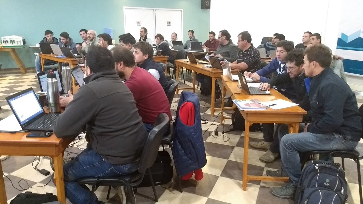 INTAAgroind's tweet photo. Entre hoy y mañana, #JuanPabloVélez y #DiegoVillarroel de @intaargentina estarán capacitando al Grupo Totoral de @crea_arg en #MapasdeRendimiento, buscando ingresar en la #agricultura variable en el norte de #Córdoba y reconociendo la variabilidad de nuestros lotes.
#INTAconTodos https://t.co/A1sDdA61h3
