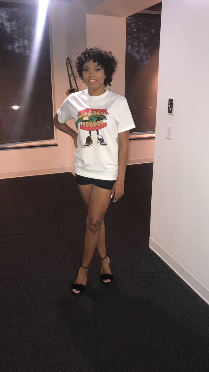 gladysjowilson's tweet photo. I just want to give a huge thanks to Katie Raine for putting together such a nice show and involving me in #TheCollective ArtExperience the 1st piece is #GirlSauce the 2nd is #ChasingLuxury & the 3rd is #PassionateLion thank you all for having me it was amazing βΊοΈ https://t.co/0Wpc3s4IpW