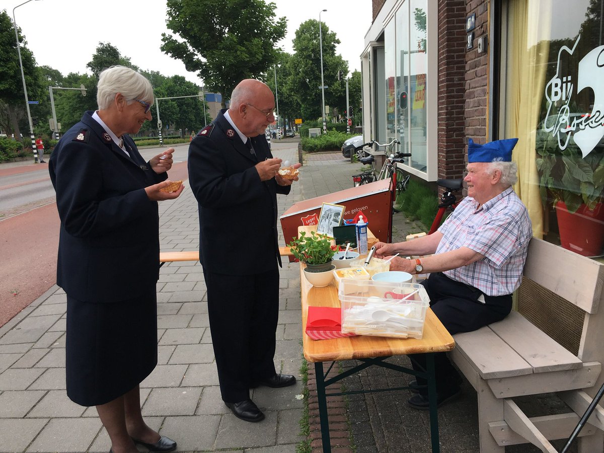 IJscoman en onze vaste bezoeker Dick (81) pakte voor een dag zijn oude beroep weer op en deelde ook aan commisioner Hans en Marja van Vliet een ijsje uit. Zij kwamen vandaag op bezoek in onze huiskamer en luisterden met interesse naar buurtbewoners &amp; vrijwilligers.