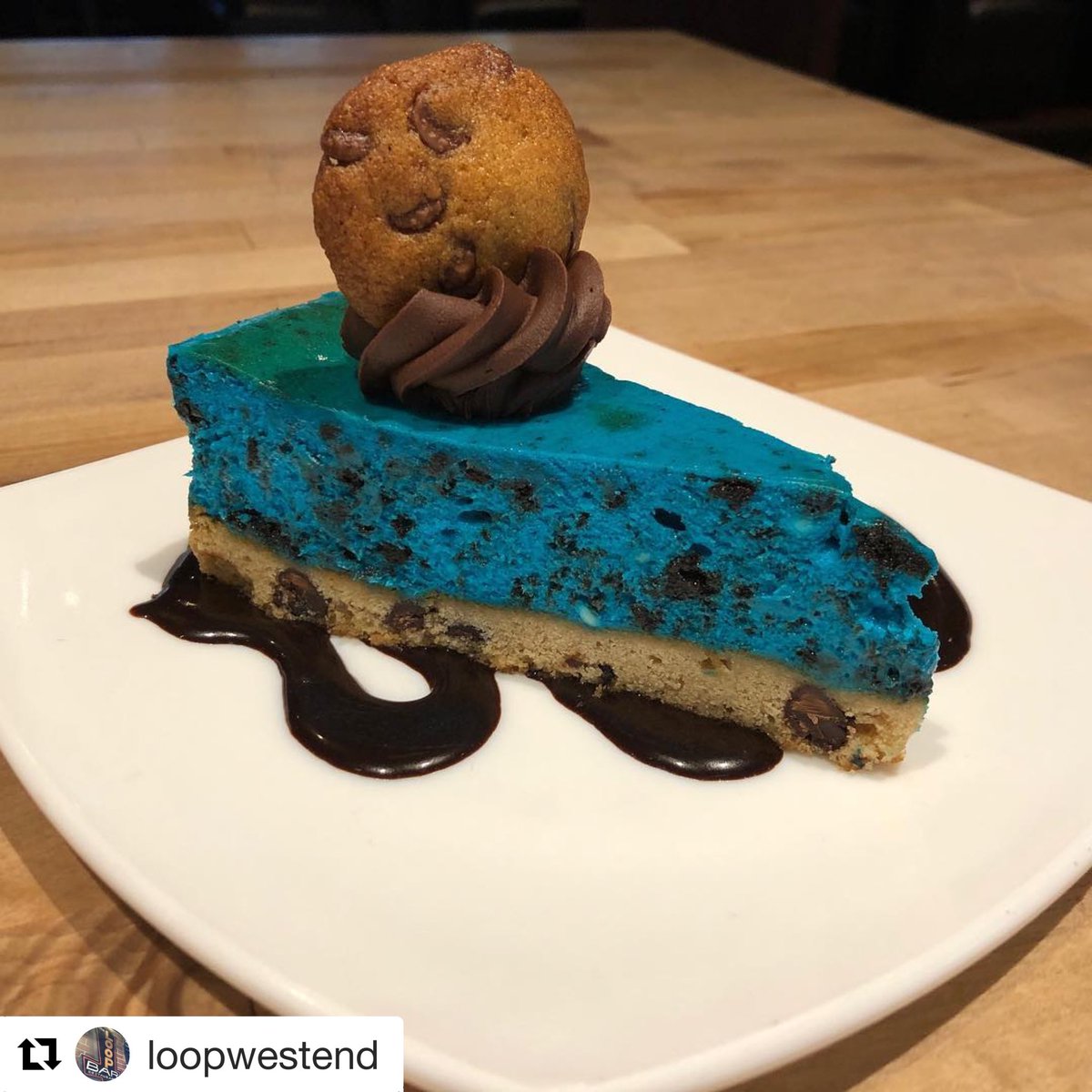 🍪 Check this out! Cookie Monster Cheesecake! Yes please! Get it before it’s gone at the <a href="/loopwestend/">Loop WestEnd</a>  #flavoroftheweek #Cheesecake #cookiemonster #dreamcake