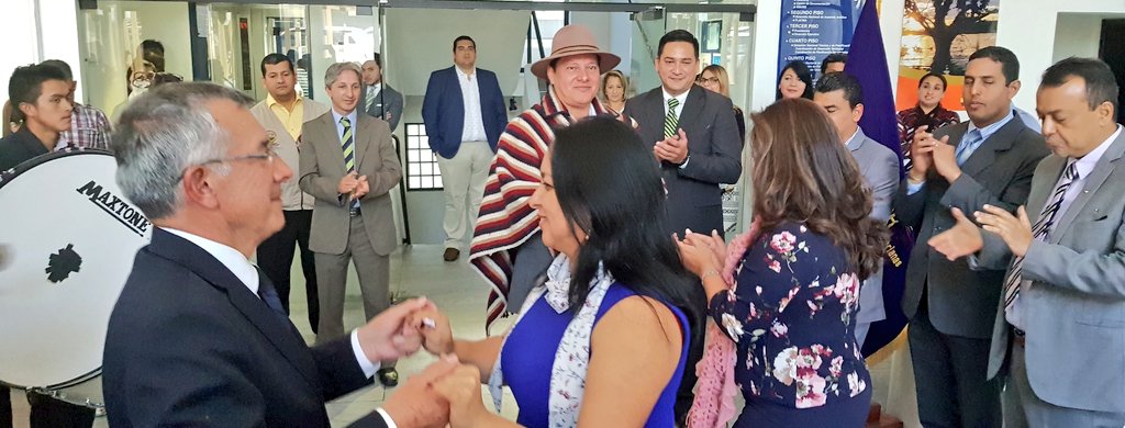 AMEcuador's tweet photo. .@MarioAndinoE, alcalde de @GADSigchos, trajo las fiestas del cantón hasta @AMEcuador. El burgomaestre nombró a Daniel Avecilla, padrino de las festividades en agradecimiento a la labor que realiza como Presidente de nuestra institución. https://t.co/ye698trmaN