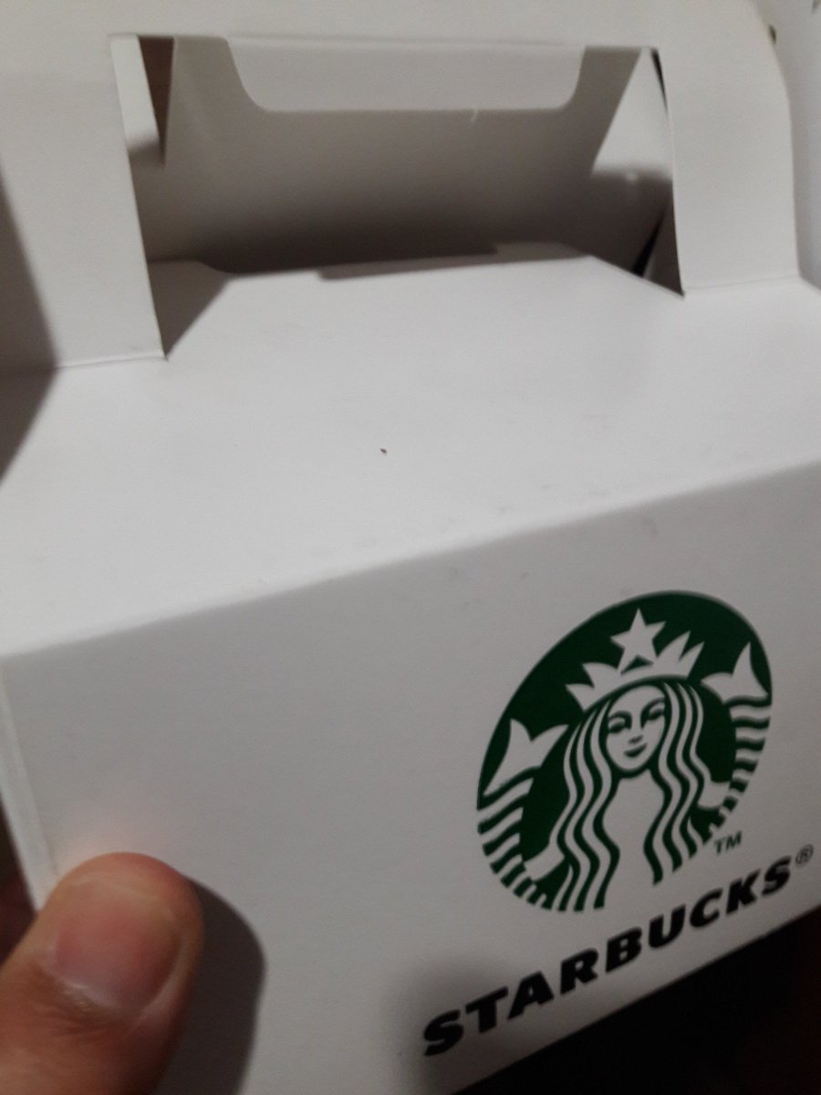 ashsyarifh's tweet photo. Waduh, tega banget deh @SbuxIndonesia metropole jakpus. Take a away ini, pas sampe rumah, dibuka gosong. udah tau gosong koq malah masih di masukin ke kotak yah. Diem aja. Ckckckck... https://t.co/rRe9E8JKRn