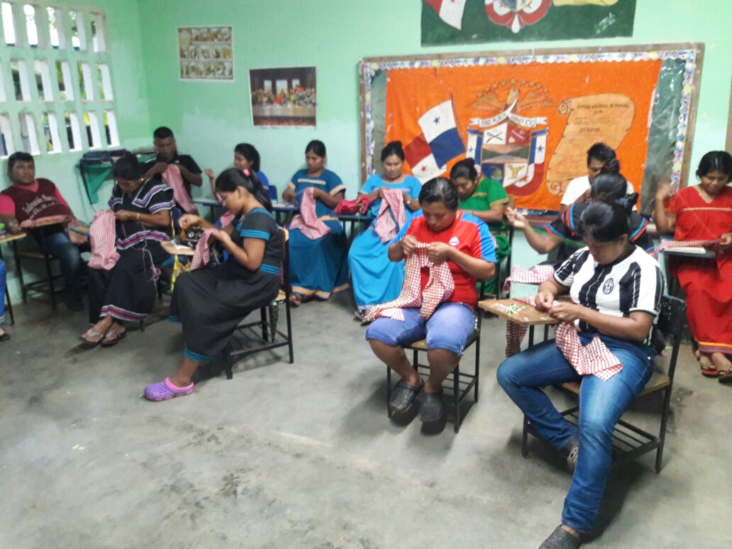 InadehOficial's tweet image. Nuestras capacitaciones también benefician a los residentes de la comarca Ngäbe Buglé. En Quebrada de Loro impartimos el curso de Artesanías Manuales a 22 personas, el mismo está a cargo de la instructora Ana Jované #UnMejorInadeh