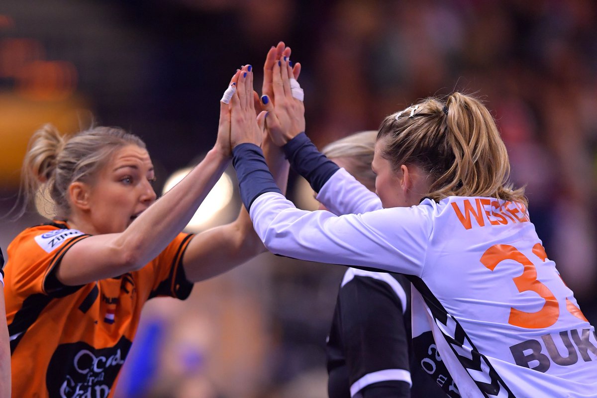 Handbaldames's tweet photo. High five!! 👋🙋‍♀️ Wij plaatsen ons voor het EK 2018 in Frankrijk! 🇫🇷 We winnen met 28-29 van Wit-Rusland💪 #yeeaaah #oneteamonedream #ehfeuro2018 https://t.co/mvNOzB6E80