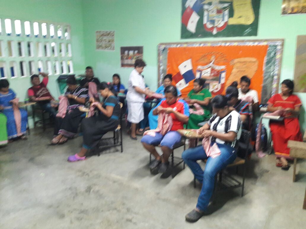 InadehOficial's tweet image. Nuestras capacitaciones también benefician a los residentes de la comarca Ngäbe Buglé. En Quebrada de Loro impartimos el curso de Artesanías Manuales a 22 personas, el mismo está a cargo de la instructora Ana Jované #UnMejorInadeh