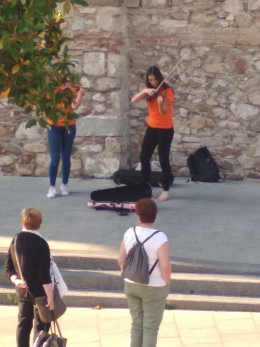 grajove's tweet photo. Està al Gra amb la finestra oberta i sentir la música que desprèn els violins d'aquestes alumnes de l'Escola Municipal de Música i Conservatori de #Granollers no té preu! Gràcies per aquests moments!
#BombardeigGranollers #MusicaDirecte https://t.co/pPCL0WG4Ar
