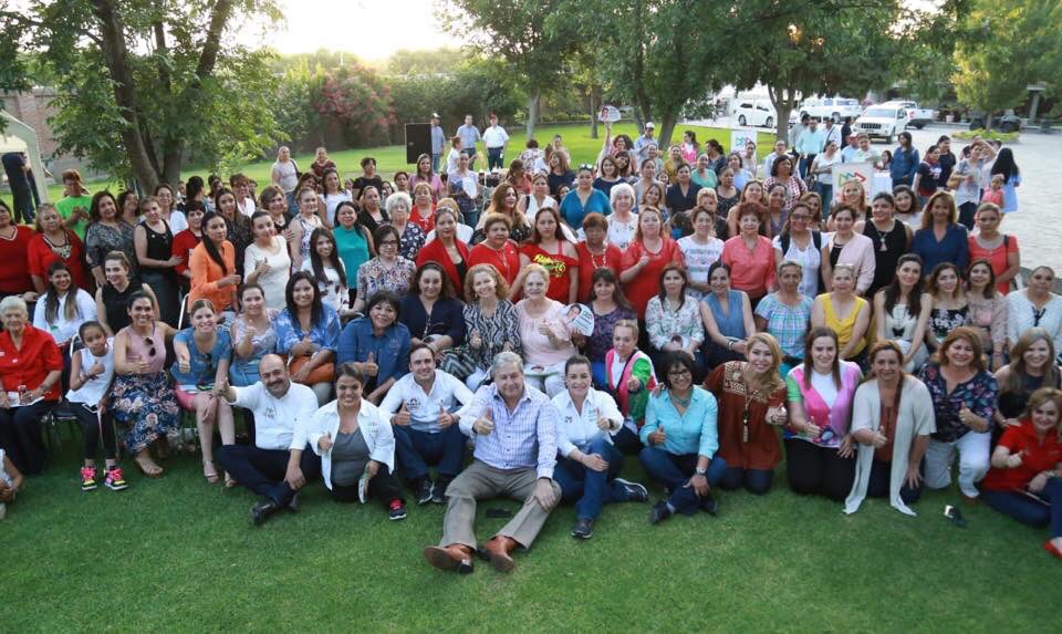 Veronica_mtz's tweet photo. Les comparto este #EncuentroConMujeres al lado de mis compañeros candidatos.

Seré una aliada de las mujeres y siempre encabezaré sus causas. 

Estoy muy agradecida por su recibimiento y su apoyo 
 
#AvanzarContigo
#VeroYJericóSenadores
@JoseAMeadeK https://t.co/exYdXjTCnk