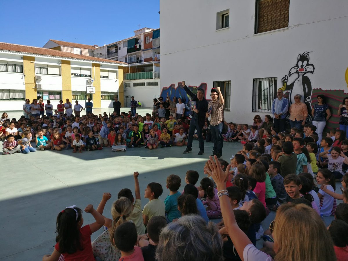 Hoy hemos estado en <a href="/Custodio_Puga/">CEIP Custodio Puga</a> con <a href="/alevillen/">Alejandro Villén</a> y <a href="/guillermofesser/">GUILLERMO FESSER</a>, reunidos para hablar de Bernardo de Gálvez. <a href="/tejerosobrador/">Obrador Tejeros</a> ha puesto la nota dulce! Gracias por un gran día! #FelizJueves