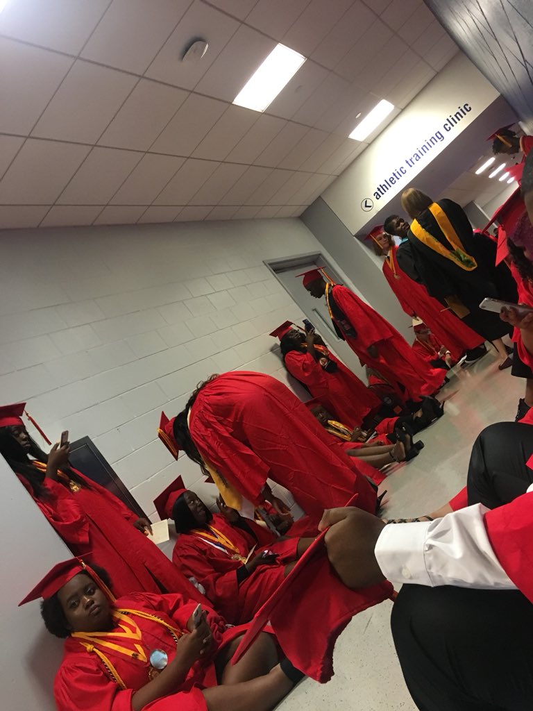bonksun's tweet image. I’m in a sea of red graduates #DBHSExperience