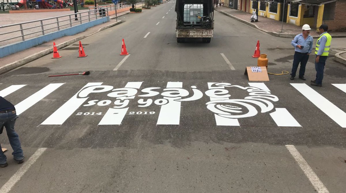 cesarencaladae's tweet photo. La Dirección de Tránsito realiza la señalización de paso cebra en la Av. Jubones, frente al Escenario Cultural Julio Garzón Padilla, precautelando así la seguridad ciudadana #ConObrasCambiamosPasaje #SeguridadVialPasaje https://t.co/YnHGTctkHd