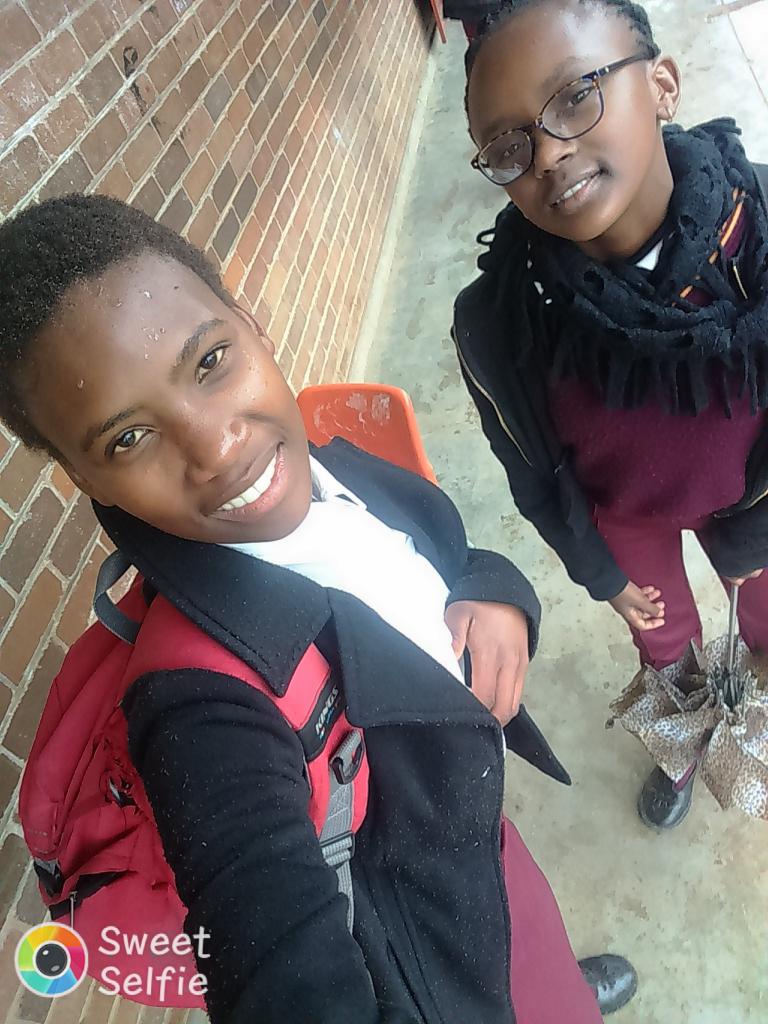 #Gals looking on flick 😘