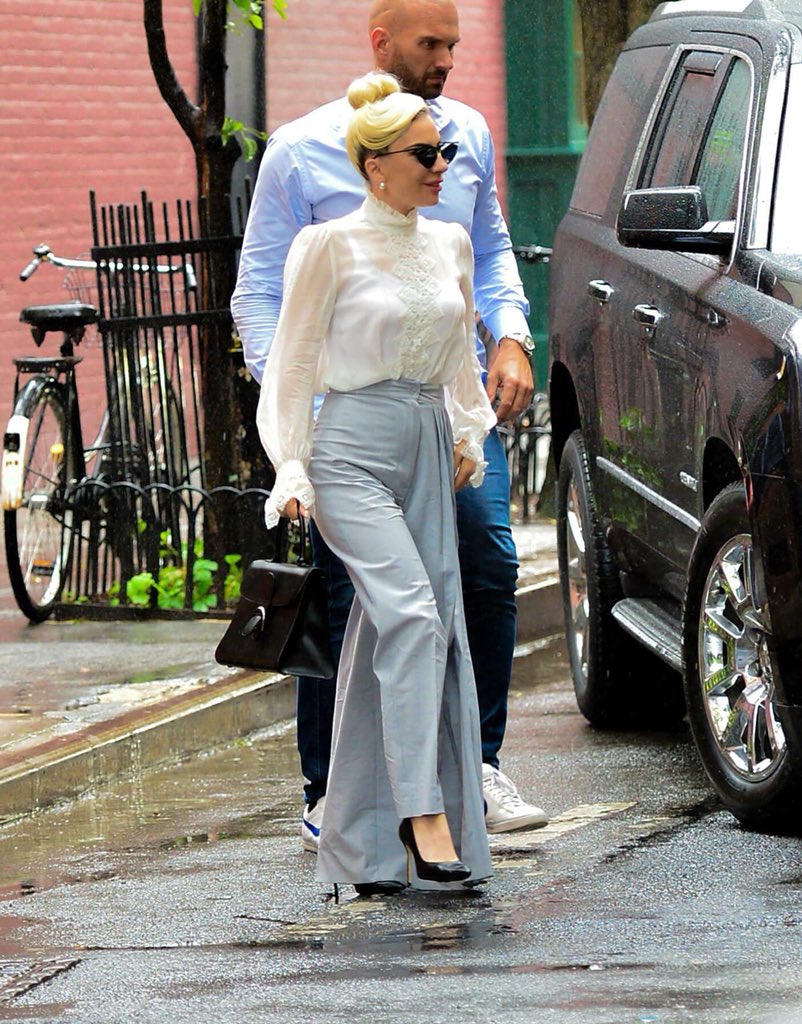 gagadaily's tweet photo. Exclusive: Lady Gaga looking gorgeous out and about in New York City minutes ago https://t.co/HafGk6rNGM
