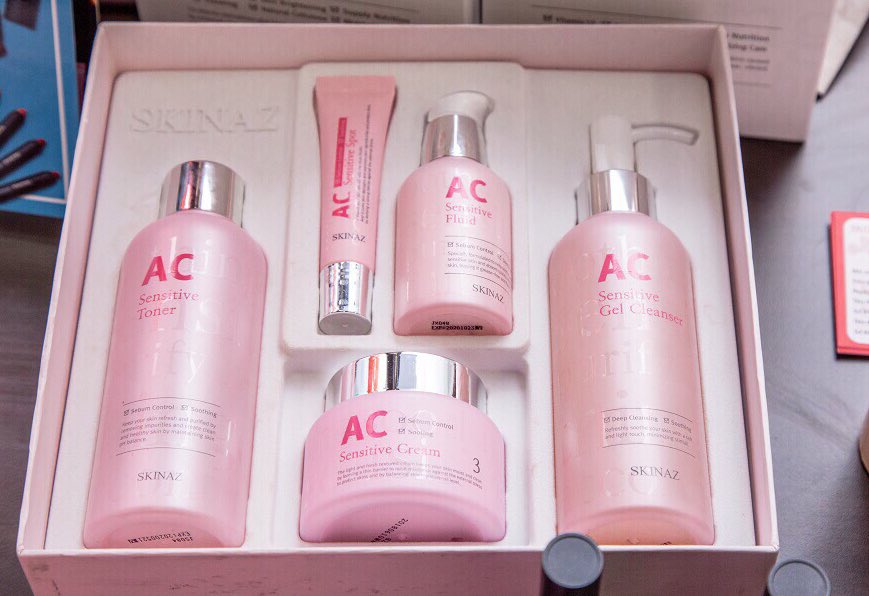 VanLe_Skinaz's tweet photo. Bộ dưỡng #AC #SKINAZ dành cho da #mụn, #dầu, #nhạy_cảm. Gồm 5sp:
1. Sữa rửa mặt 950k
2. Toner 780k
3. Tinh chất dưỡng, phục hồi da 720k
4. Serum trị mụn 580k
5. Kem dưỡng trắng da 1.250k
🌈 https://t.co/wsj0IsgT9a
📲 #Vân_0932686338
#SkinazBeauty
#JolaCosmetics https://t.co/bqILtopLcd