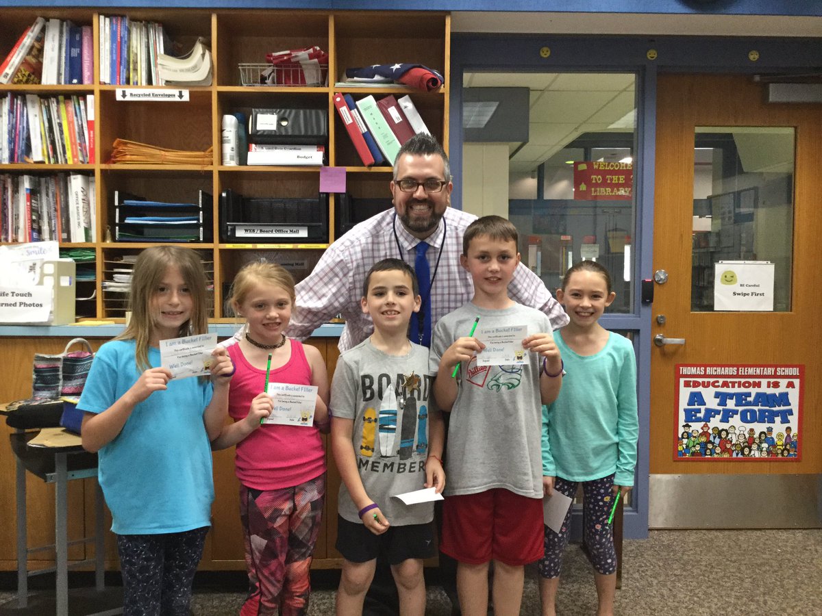 TRSchoolWTSD's tweet photo. #BucketFillers Lunch with the Principal today! #wtsdpride #TogetheR https://t.co/7JP8ozZYOX