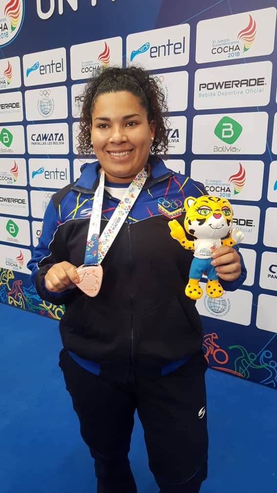pinfantea's tweet photo. Nuestra Naryuri Pérez Levantamiento de Pesas 🏋🏽‍♀️ categoría 90kg (arranque 103+ envión 130 =233) se queda con la medalla de Bronce 🥉¡Felicidades! 🇻🇪👏🏽 #VzlaEnCocha2018 @NicolasMaduro https://t.co/hRFrehJXuz
