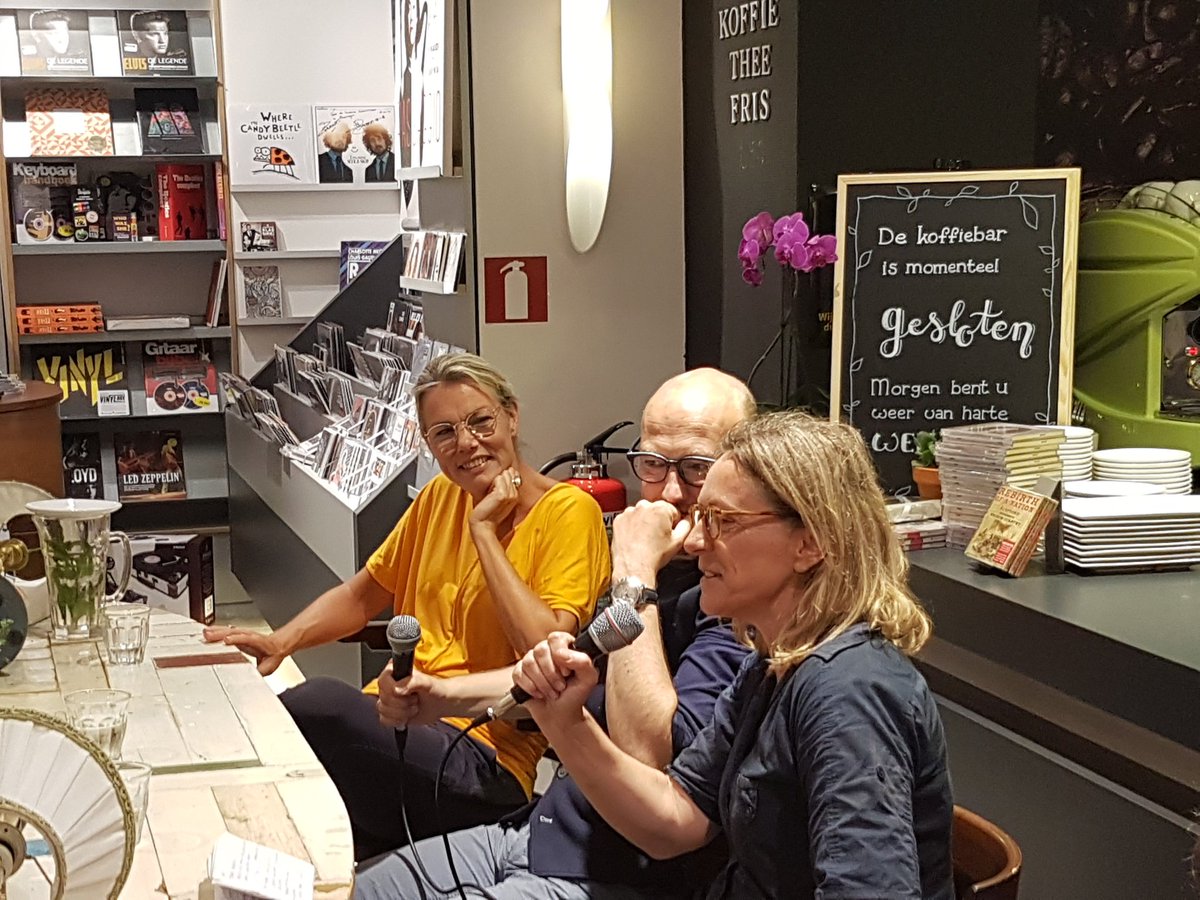 FantasyLS's tweet photo. Presentatie van #Quarantaine van @erikbetten is begonnen bij @VDVeldeBoeken in Groningen. Met @riakraa en @AnnemarieHeite. https://t.co/fHlAnIi4RM