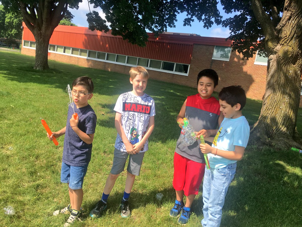 WW_3rd's tweet image. Bubbles Day was quite fantastic... and sticky!!! 😂💨☀️ #countdown #blowingbubbles #beingkids
