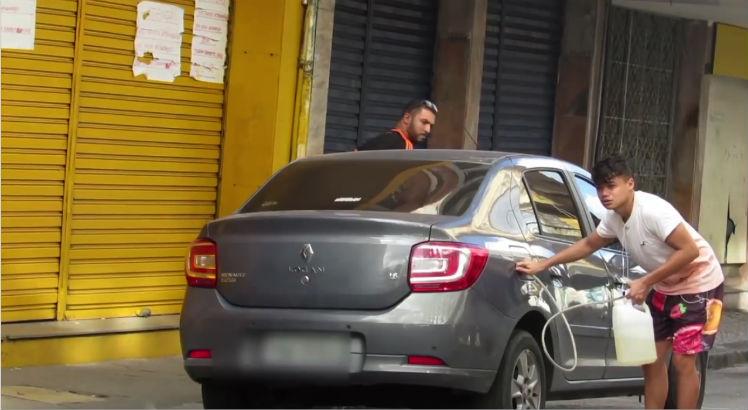 Após ser preso em frente ao Cotel, youtuber grava vídeo fingindo furtar combustível goo.gl/n9fVrN