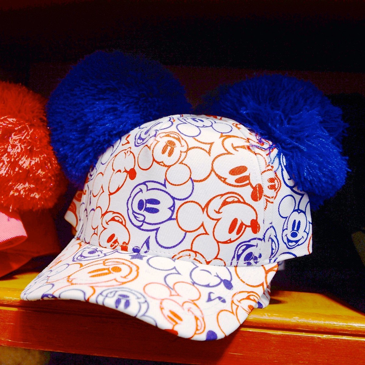 Uzivatel Mezzomikiのディズニーブログ Na Twitteru 赤 青 白のトリコロールカラーのミッキーポンポン付きキャップ本日発売 3300円です T Co 1dhrabd4m1