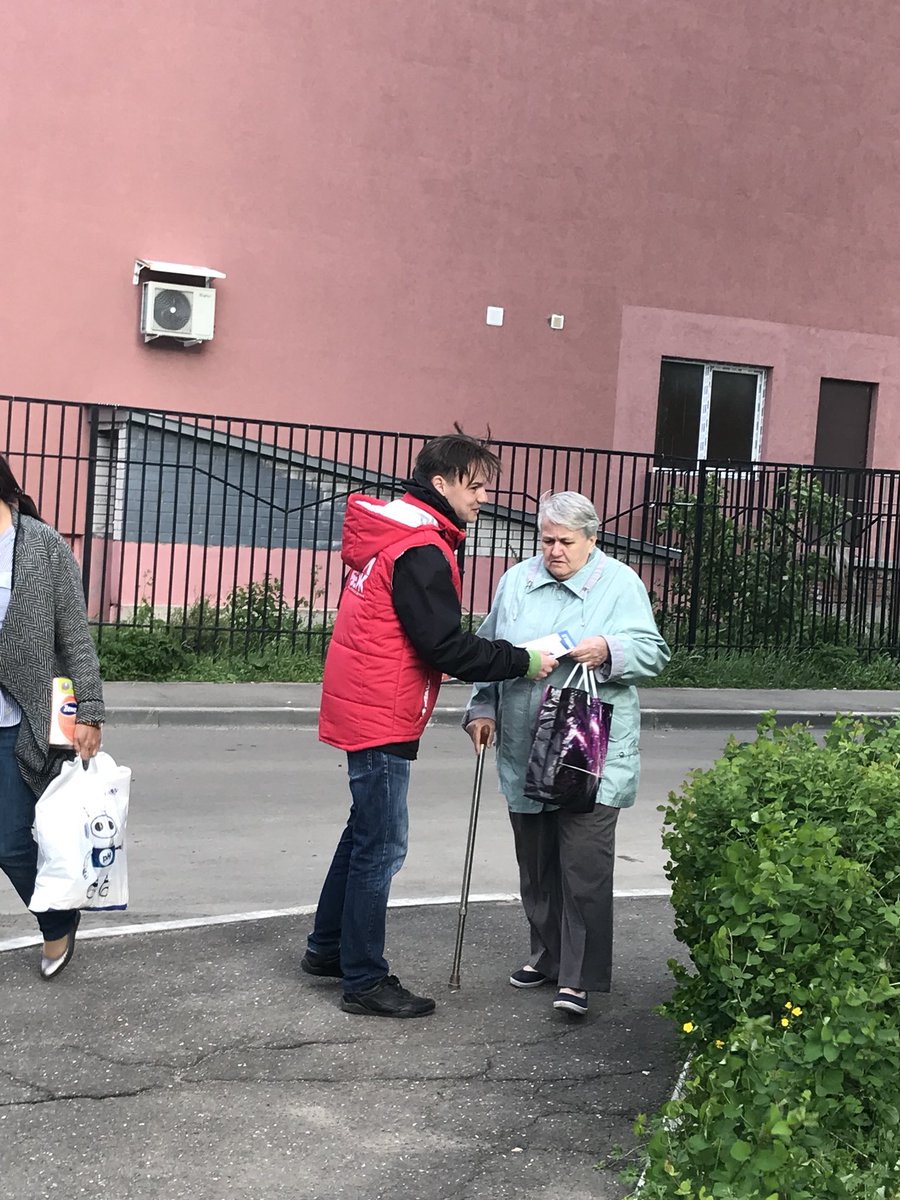 MKS_ER_37's tweet photo. Актив @MKS_ER_37 продолжает информирование жителей 5 округа о нашем кандидате-Борисе Мурванидзе.Сегодня пикеты прошли на улицах:Парижской коммуны,Герцена,Ленинградской. Если кому-то из жителей округа не достался буклет о кандидате, наши Волонтеры готовы доставить его лично https://t.co/3f24fQQ7SF