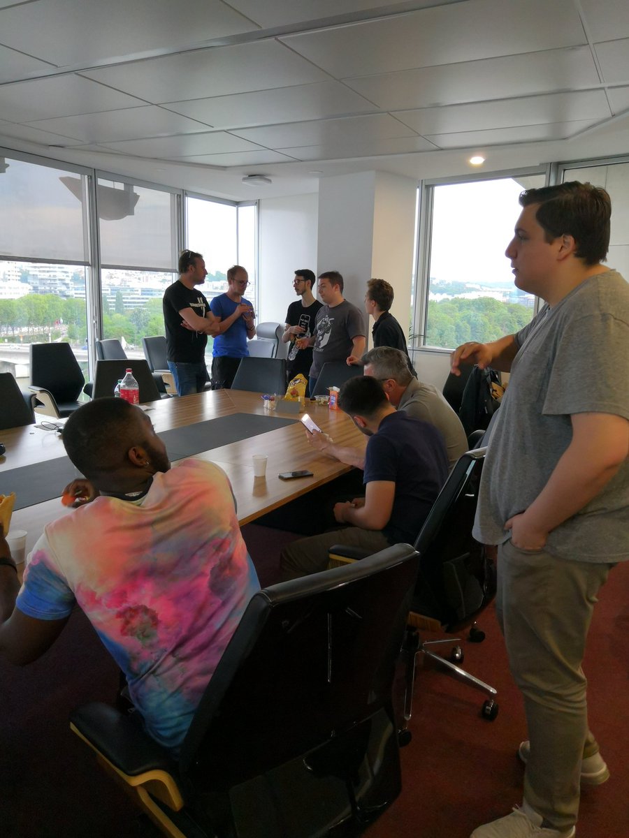 Honor_FR's tweet photo. C'est la pause dîner pizza avant de passer à la dernière partie du #Honorcafe #honor10 ! https://t.co/B9jl0ExF2k