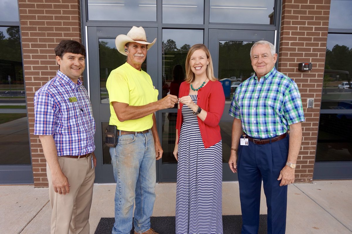 OconeeCoSchools's tweet photo. Dr. Susan Stancil was handed the keys to Dove Creek Elementary School today! @DcesDragons is officially open tomorrow! 🔑🏫🐉💚 https://t.co/OS1LybyLf5