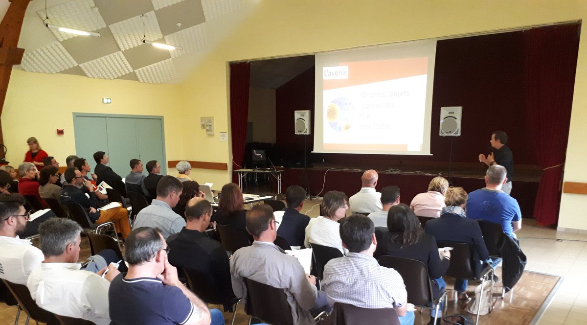 fmmaire's tweet photo. Aux côtés des #commerçants et #artisans de notre ville qui sont réunis pour une conférence-formation web. Très bonne initiative du #CacduGrandLongué qui agit pour le développement des commerces de @LongueJumelles ! La ville et ses acteurs engagés dans #Ville2_0 #AnjouCoeurDeVille https://t.co/suSUhxpKLD