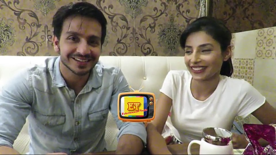 ParShKiSmile's tweet photo. #Bhatia: Support Harshita.
#Harshi: I Love You..(to us😝)
#Bhatia: *Smiles*see.. She Loves u all, and... she loves food, and she loves gifts, And..(Harshi smiles n looks at him) She loves Everything... 
#ParShians : *And She loves Me*
#ParShAreReal https://t.co/ry9erBtjjx