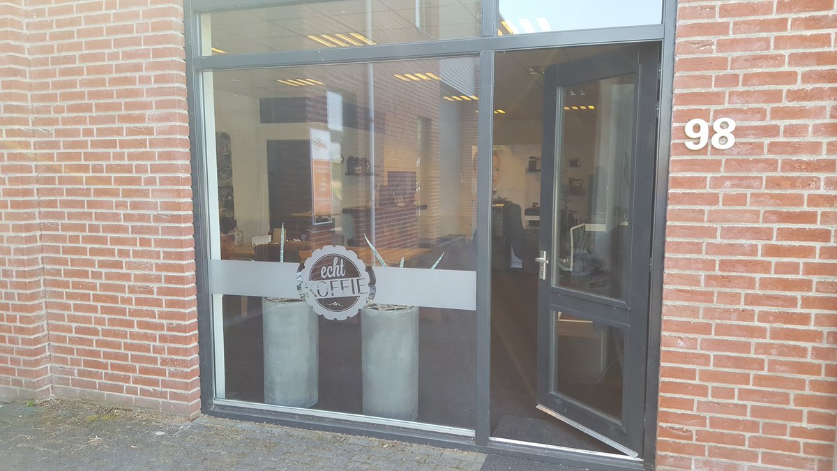 aerts40's tweet photo. de locatie van #echtkoffie is nu nog beter zichtbaar in #veendam. Bent u op zoek naar een mooie koffiemachine van #etna of #jura u bent welkom aan de transportweg in veendam https://t.co/X91bF6CBk2