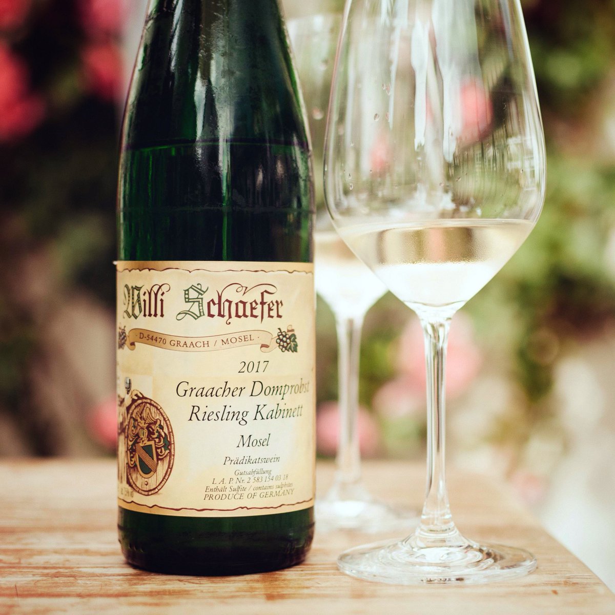 Rieslingheroes's tweet photo. Another great visit at @mythosmosel #mythosmosel 👍... Winery #willischaefer in #graach 🥂. We tasted for example their delicious #2017 #graacherdomprobst #riesling #kabinett - great acidity-fruit-play 👏. Read the story about Mythos Mosel on our website! 🚀 #wine #wein #somm https://t.co/esIVxsmEO8