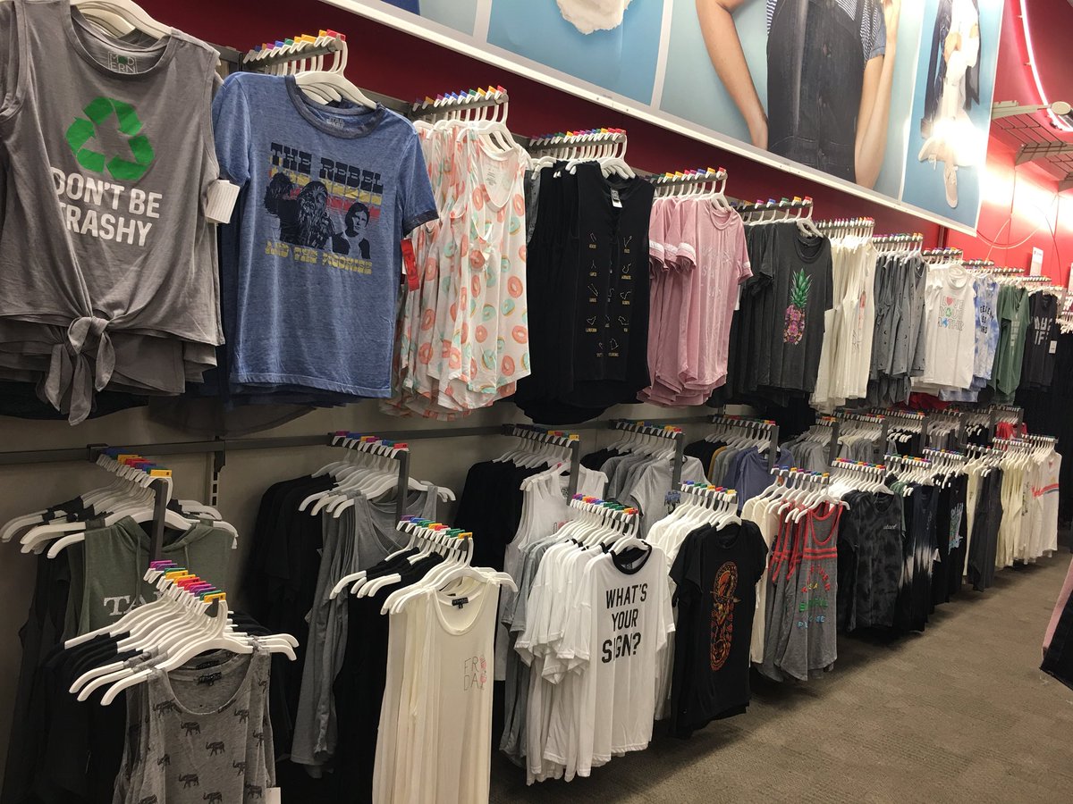 It’s summer time &amp; graphics are on point at 2486!! <a href="/BM00RE86/">Brandon Moore</a> <a href="/Staci_Richardso/">Staci Richardson</a> <a href="/UCTomcat/">Tom Ploetz</a>