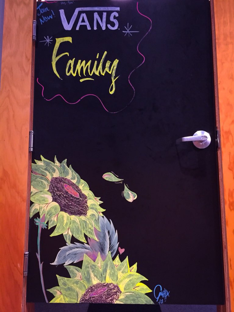 SashhSantiago__'s tweet photo. Estoy Tan Llena de Colores🎨. 
Im so in Love with my Job💕 
Cant Be more proud of My Self... 
-I can be who i am with no Judgment 
#VansFamily #VansPR #VansoftheWall #Sunflowers #Drawing #TalentedPeople #Painting #ChalkMarks #VansFamilyPR #Vans4Ever #ILoveVans #ILoveMyJob https://t.co/JK2F9NIi6t