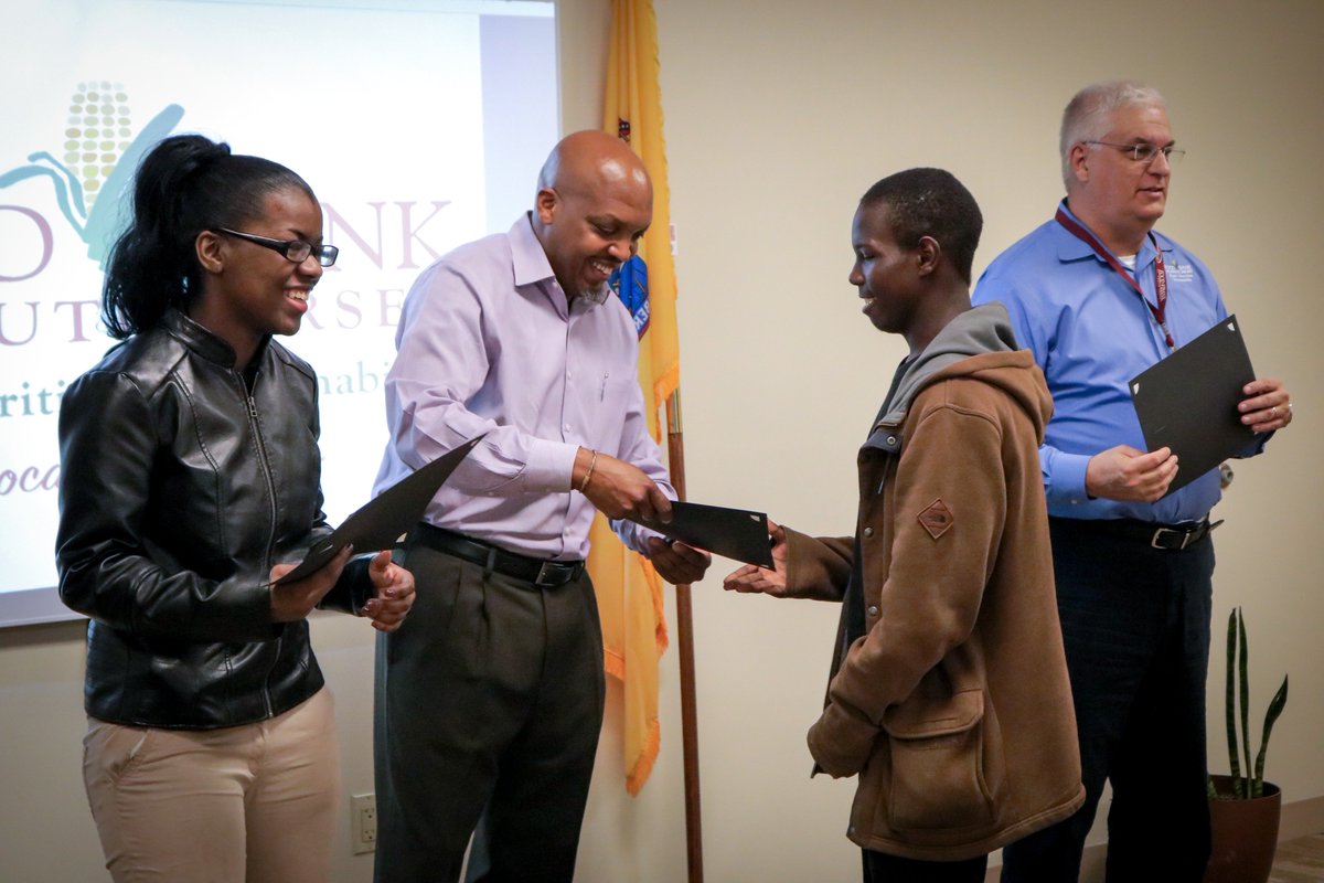 foodbankSJ's tweet image. Congratulations to the individuals that completed our Student Workforce Development Program! #StudentWorkforce #StudentsChangeHunger To learn more visit our blog! #LetsBlogAboutIt foodbanksj.org/2018/05/30/dev…