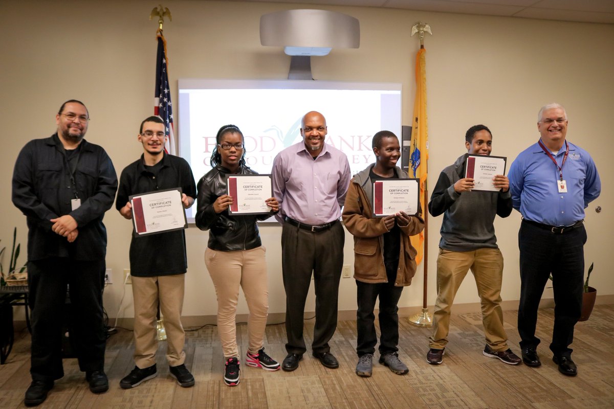 foodbankSJ's tweet image. Congratulations to the individuals that completed our Student Workforce Development Program! #StudentWorkforce #StudentsChangeHunger To learn more visit our blog! #LetsBlogAboutIt foodbanksj.org/2018/05/30/dev…