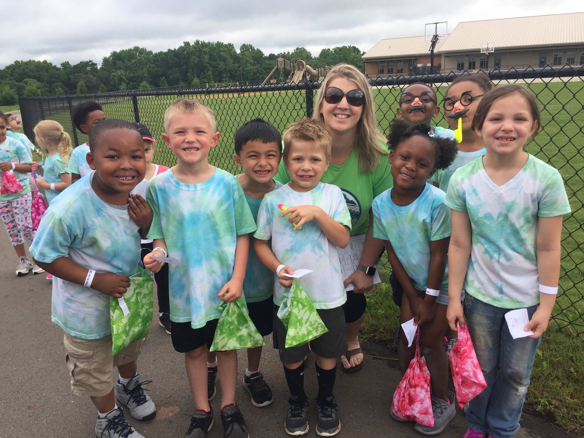 FarrsClassroom's tweet photo. #FarrsClassroom worked hard to earn this fun-filled PBIS Carnival at SCE. Students enjoyed carnival games, popcorn, sno-cones, threw balls at the dunk booth, face painting, photo booth and inflatables! Blessed to have taught this sweet group! #LoveSCschools @SpartanburgD2 https://t.co/7MiYrRbNdj
