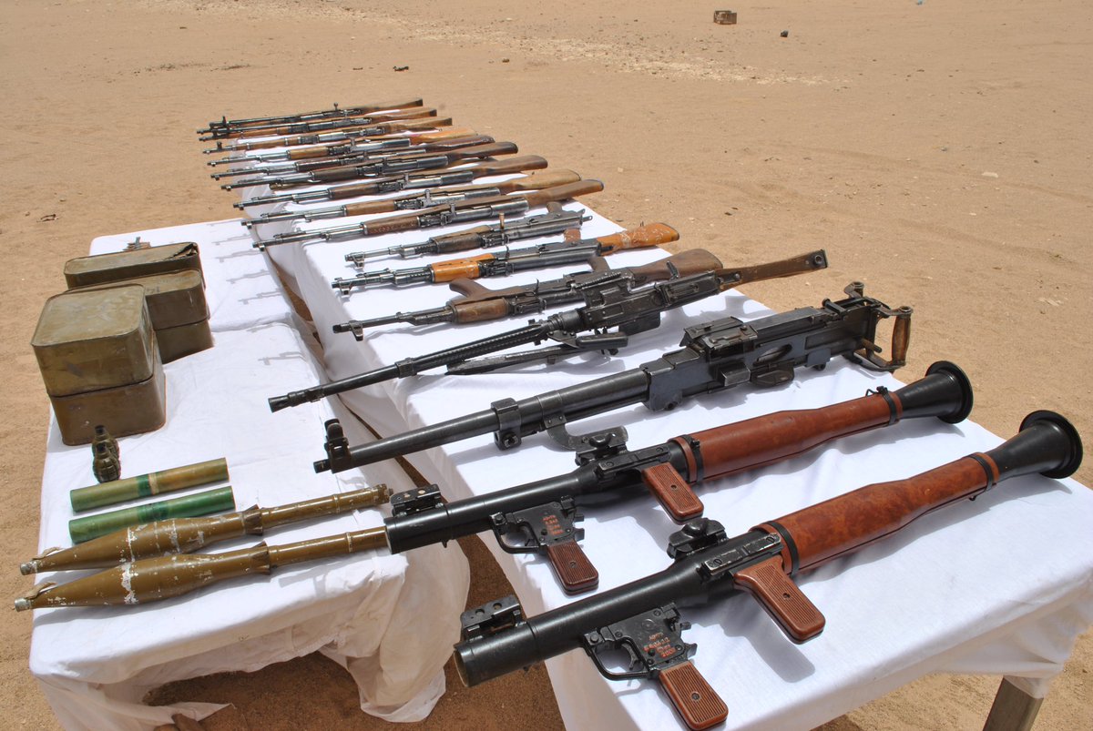 Oded121351's tweet photo. #Algeria- ANP discovered weapons cache in Bordj Badji Mokhtar, along the border with #Mali, containing 2 RPG-7s, 1 PKT, 1 PK, 3 AKs, 9 rifles &amp; ammo.

Everything looks remarkably clean, almost brand new! very unusual. https://t.co/NatzX6bj5h