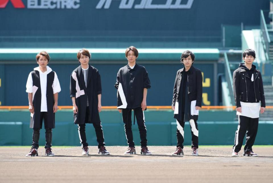 嵐×甲子園スペシャル映像】 応援ソング『夏疾風』を甲子園で歌う嵐と