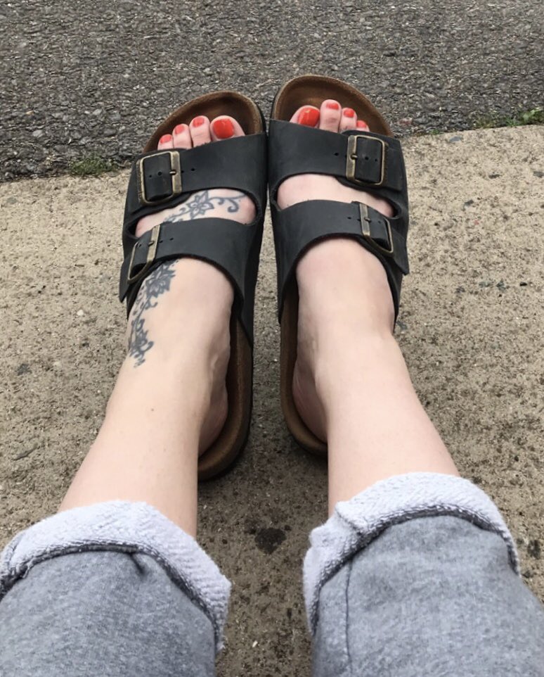 TiaJadeAw's tweet photo. @FeetPics #toes #feet #footfetish #paintedtoes #longtoes @RTfeet @rt_feet @RTfindomfeet @UKPrettyFeet #ukfinestfeet @BritFootBabes #sunshine https://t.co/2piGpdhfEV