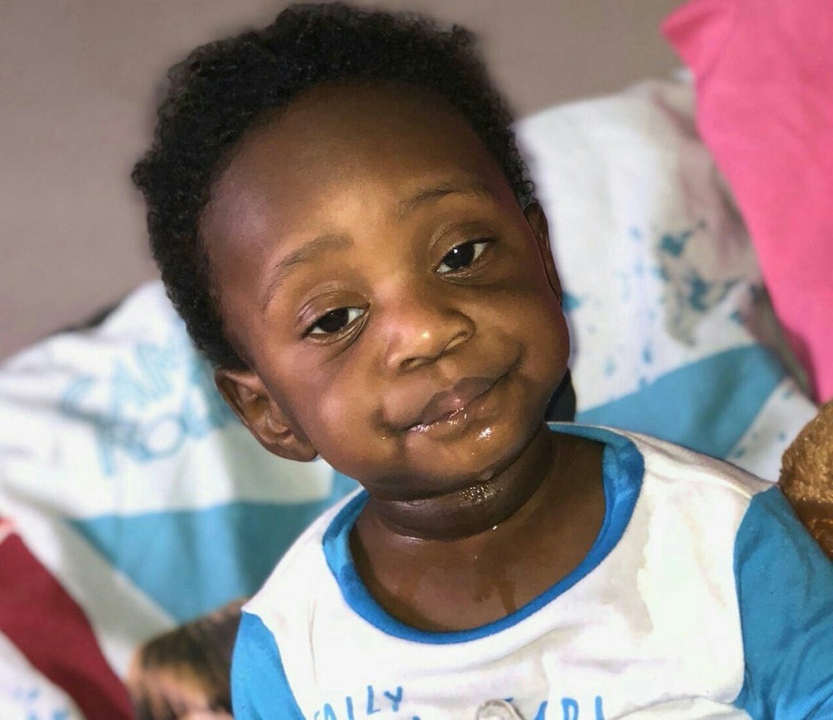 #LightsCameraEvoke
this girl in the fdc dress sings like she was in #RukungiriByElection today.
Maama nyabo.