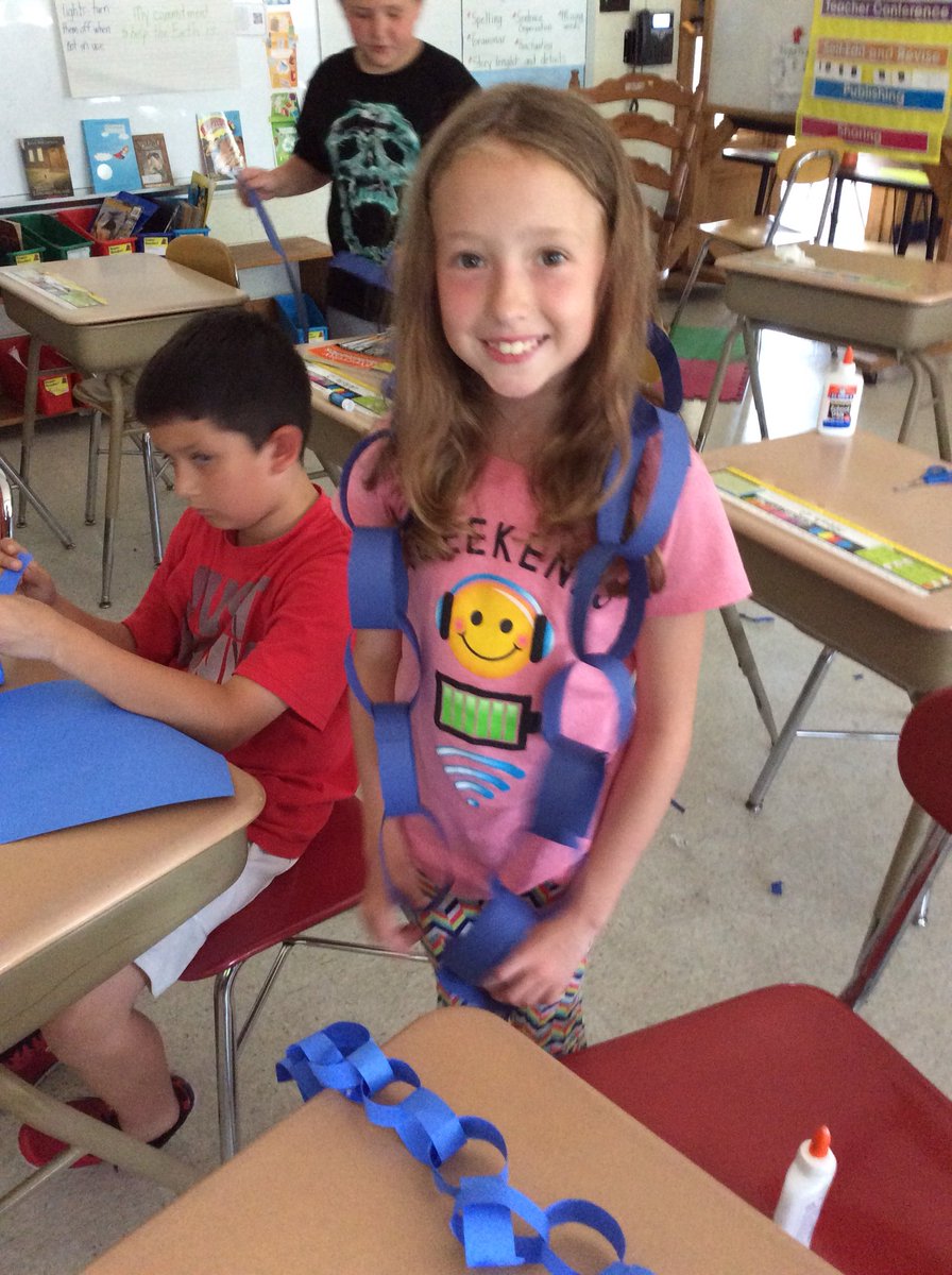 lrabenhorst12's tweet photo. 3rd Grade Classes take the Paper Chain Challenge using only one piece of construction paper, scissors, and glue. https://t.co/DIGIdBbfkt