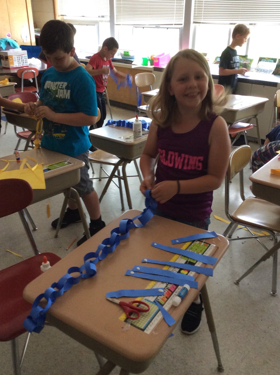 lrabenhorst12's tweet photo. 3rd Grade Classes take the Paper Chain Challenge using only one piece of construction paper, scissors, and glue. https://t.co/DIGIdBbfkt
