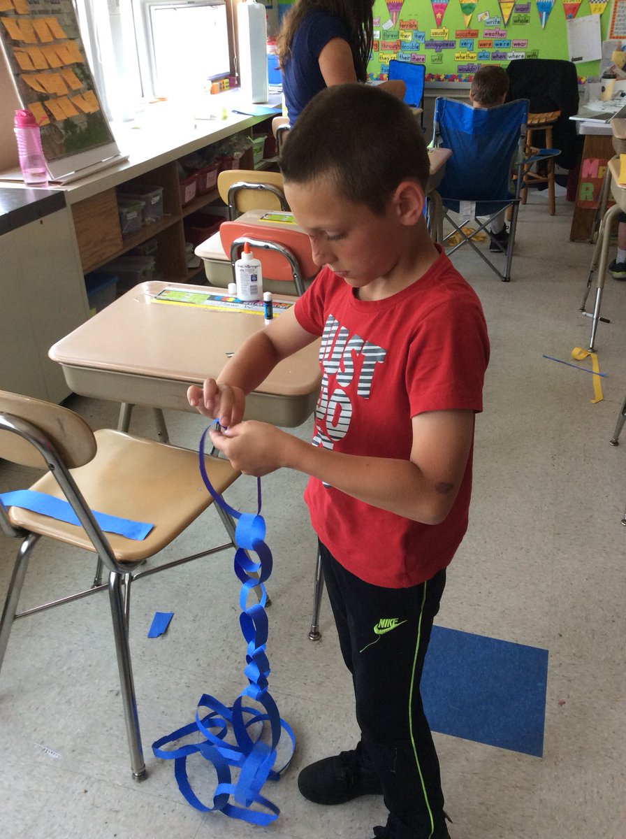 lrabenhorst12's tweet photo. 3rd Grade Classes take the Paper Chain Challenge using only one piece of construction paper, scissors, and glue. https://t.co/DIGIdBbfkt