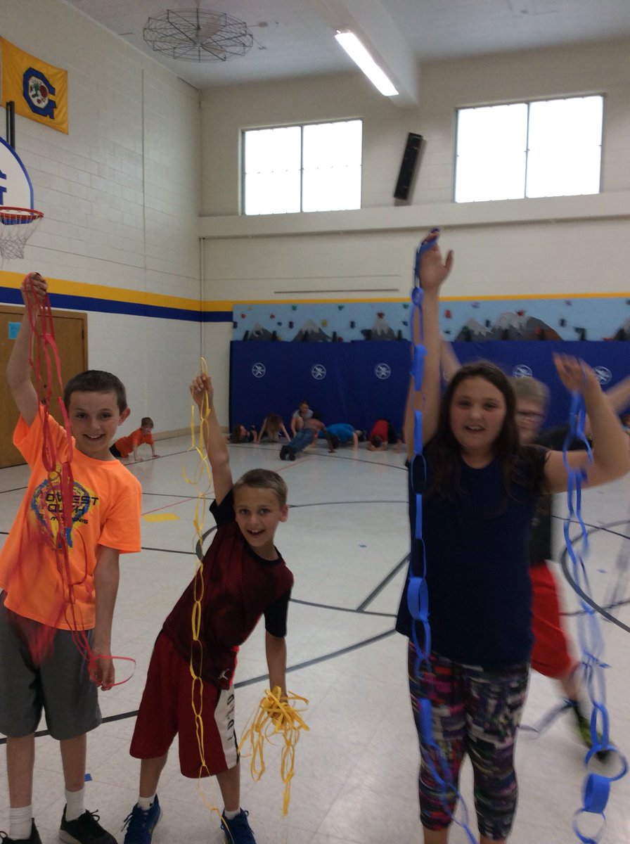 lrabenhorst12's tweet photo. 3rd Grade Classes take the Paper Chain Challenge using only one piece of construction paper, scissors, and glue. https://t.co/DIGIdBbfkt