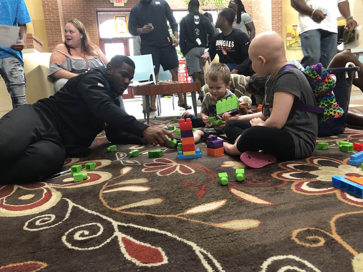 FOX19Jeremy's tweet photo. Mark Walton (@_Hungry_1) building legos with kids at @RMHCincinnati #Bengals @FOX19 https://t.co/Pho2iFK2Zx
