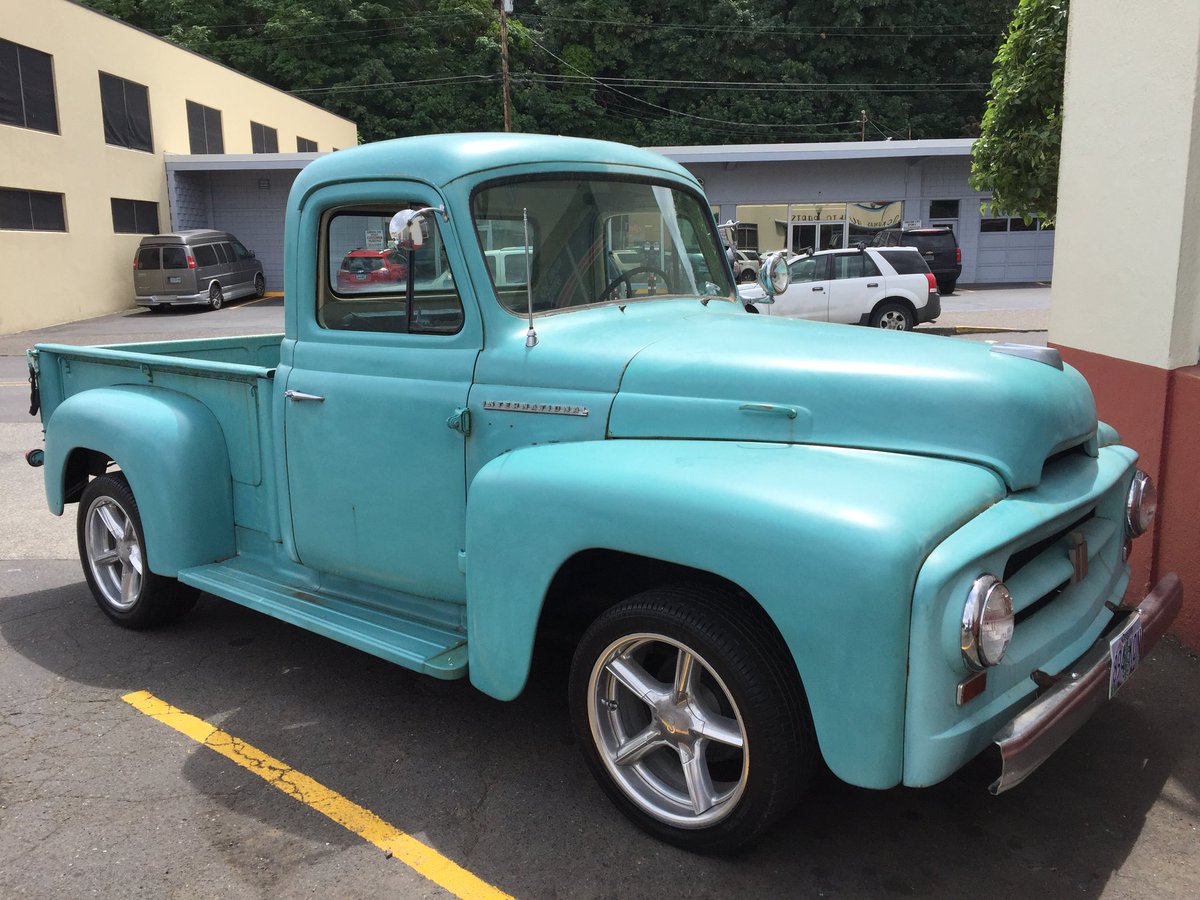 A cool pair of old-timers @ClackamasAP  #ihtruck #ihpickup #studebaker #ihtrucks #internationalharvester #oldpickup #oldtruck #classicpickup #oregoncity #studebakerpickup #vintagepickup #oldpickups #classictruck #oldtimer