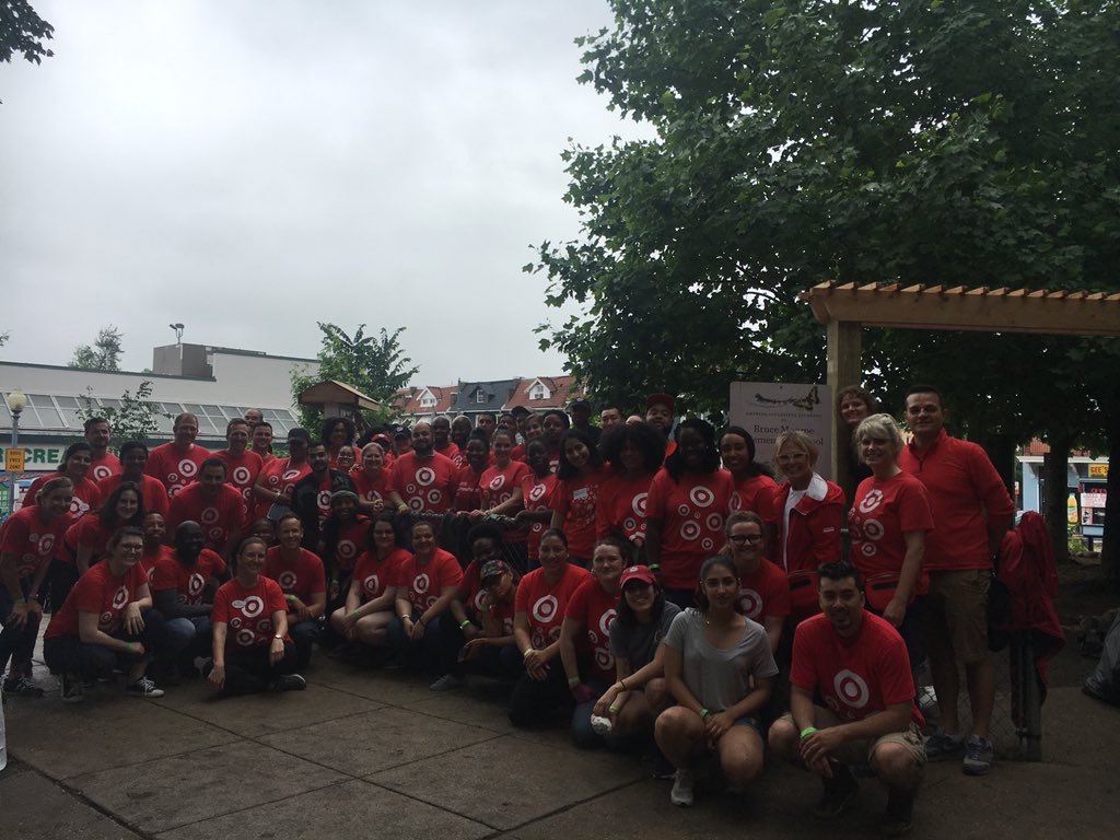 MrsBethanyT's tweet image. Awesome day out with the #G499 team volunteering at Bruce-Monroe Elementary School for the REAL Gardens Build! #R400Community  @JRames13 @SextonRob @wmwwheels @JustinBowen415