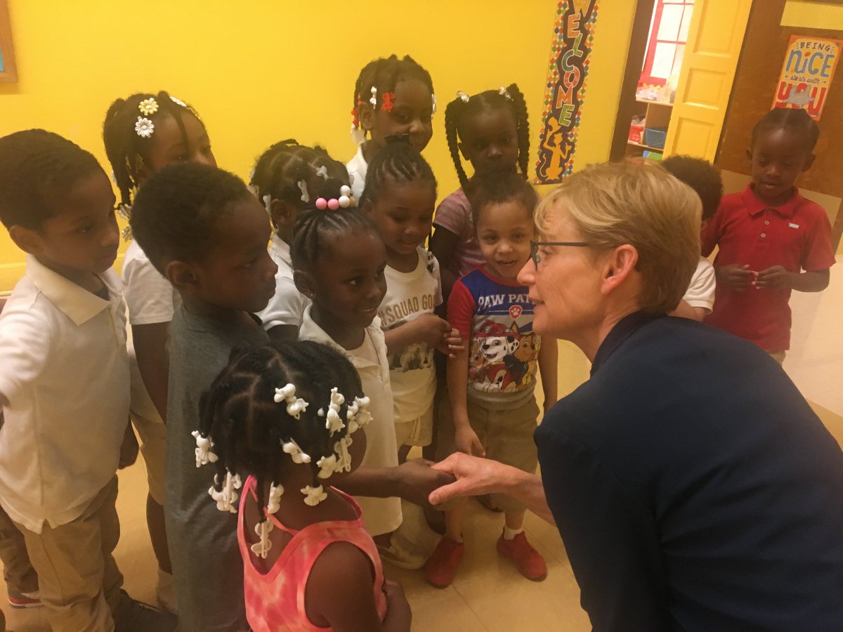 ChiFirstLady's tweet image. Lots of love and learning with the preschoolers and Principal Dunbar at Nash Elementary School today. I am proud that @ChicagosMayor is making full-day pre-kindergarten universal for 4-year-olds across Chicago. @ChiPubSchools #ChicagoEarlyLearning #PreK4Chicago 🖍️