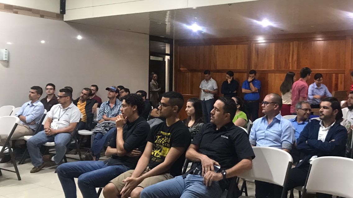 ADEZN01's tweet image. ¿Qué es BLOCKCHAIN?
CETICZN Inicia un ciclo de conferencias y espacio de networking sobre nuevas tendencias tecnológicas. La conferencia estuvo a cargo del ingeniero Erick Vargas de Avantica