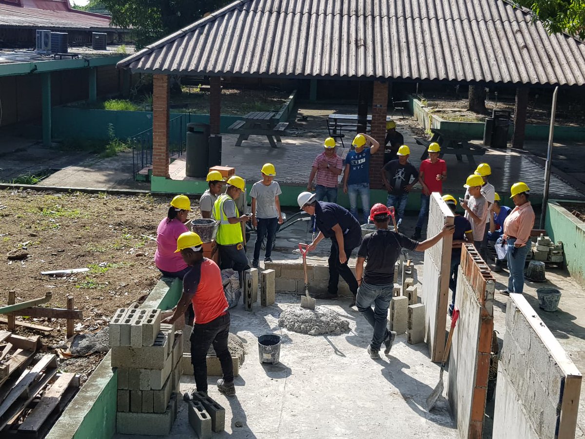 InadehOficial's tweet image. Participantes del programa Albañilería Básica que se imparte en INADEH Tocumen realizan práctica de rendimiento. Dicta la capacitación el instructor Benjamín Flores. #UnMejorInadeh  @CapacPanama @radiopanama @MiDiarioPanama